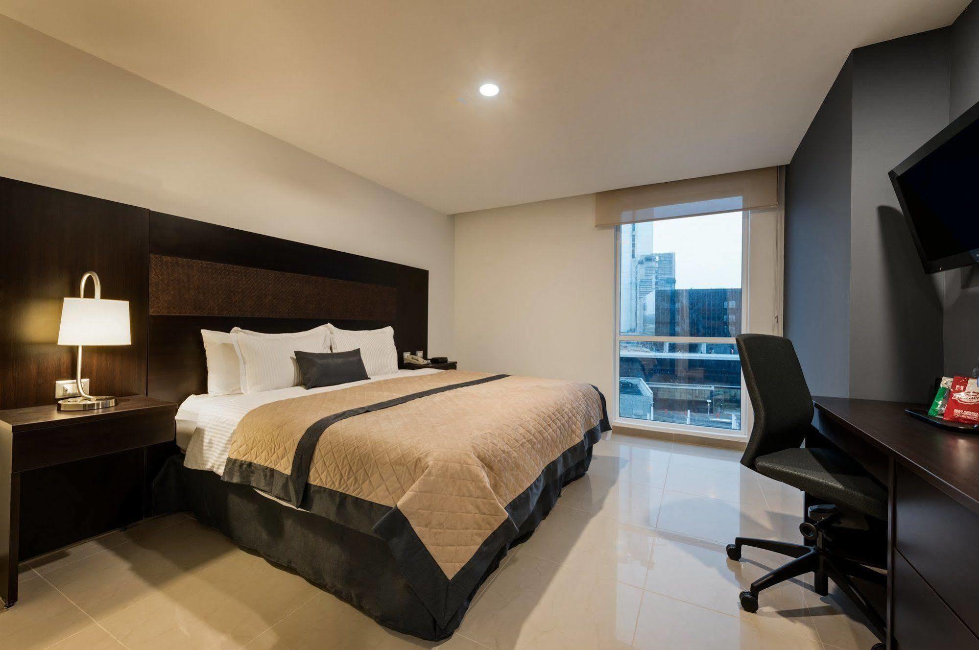 Wyndham Garden Guadalajara Acueducto Hotel Zapopan Exterior photo